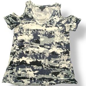 Rock & Republic Camo Cold Shoulder V-Neck Tee Gray Blue Short Sleeve Top M